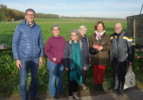 FDP-Kreistagsfraktion besichtigt möglichen Deponiestandort im Hemmingen. Im Bild v.l.: Jochen Eisele, Sibylle Gutjahr, Viola Noack, Erika Schellmann, Barbara von Rotberg (Stadträtin Hemmingen) und Fraktionsvorsitzender Volker Godel.